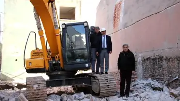 Koçarlı Belediyesi eski hizmet binasının yıkımına başlandı