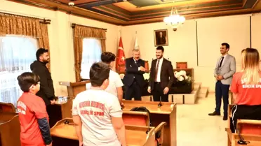 Başkan Yardımcısı Yüzer Şampiyon Boksörleri Tebrik Etti