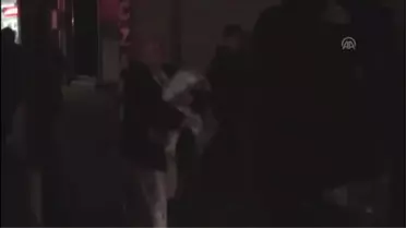 Gaziosmanpaşa'da yangın (2) - Binadan bebeğin çıkartılması