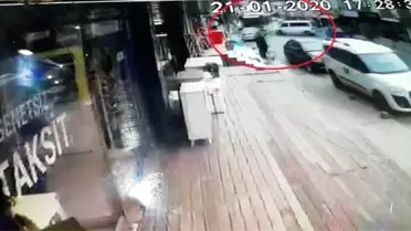 Hızla ilerleyen minibüsün İETT otobüsüyle çarpıştığı kaza anı kamerada