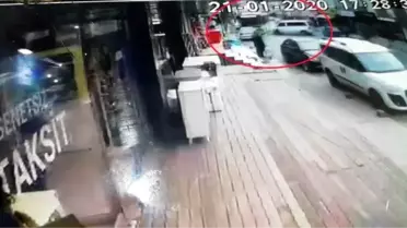 (Özel) Hızla ilerleyen minibüsün, içi yolcu dolu İETT otobüsüyle kafa kafaya çarpıştığı kaza anı...
