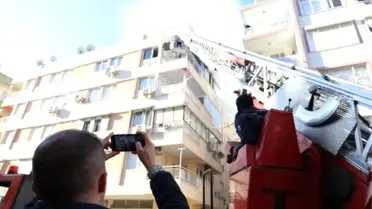Yangında balkona çıkan kadını itfaiye kurtardı