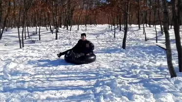 Çocukların yarı yıl tatilinde kamyon lastiği ile kar keyfi