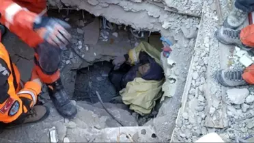 Yaşlı kadın, depremden 17 saat sonra enkaz altından çıkarıldı