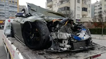 Lüks otomobil ile halk otobüsü çarpıştı: 1 ölü, 7 yaralı