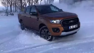 Buz tutan Çıldır Gölü'nde drift yaptılar
