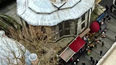 Duman altında kalan tarihi Nuruosmaniye Cami duvarındaki is havadan görüntülendi