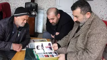 Saçını kestiği tüm müşterilerinden fotoğraf alıyor
