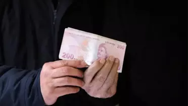 Yardım kampanyası için gönderilen ceketten bir deste para çıktı