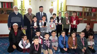 Camiye vakit namazlarına gelen çocuklara hediye dağıtıldı