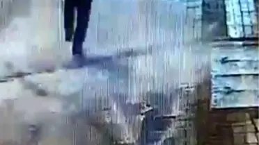 Kafasına çatıdan buz kütlesi düşen vatandaş hastanelik oldu