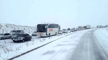 Kayseri-Ankara ve Kayseri-Niğde yolu kar yağışı nedeniyle trafiğe kapatıldı