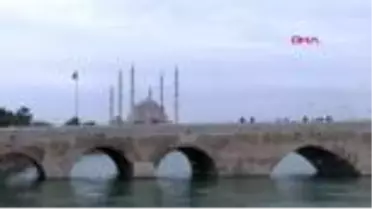 Adana taşköprü'ye sprey boyayla yazı yazanlara tepki