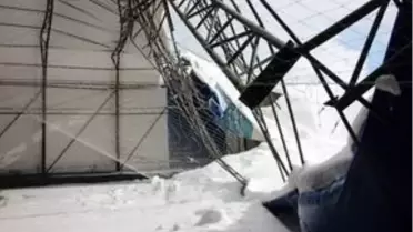 Hakkari'de halı sahanın çatısı kar nedeniyle çöktü