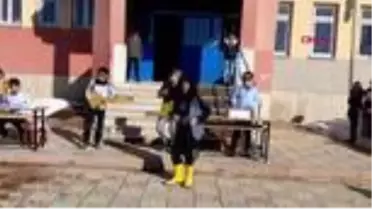 Kahramanmaraş öğrenciler, barış manço'yu doğum gününde şarkılarıyla andı