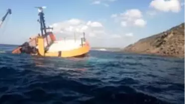 Çanakkale açıklarında karaya oturan gırgır teknesi battı