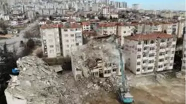 Elazığ'da depremde hasar gören binalar yıkılıyor