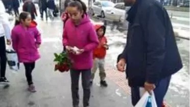 AK Partili gençlerden çocuklara ikram