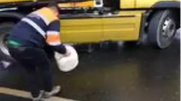 Avcılar'da TIR bariyere çarptı, yedek deposundaki yakıt asfalta aktı