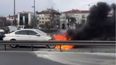 İstanbul'da seyir halindeki otomobil yandı