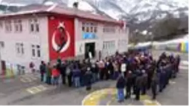 Riskli okul eğitime kapatıldı, veliler taşımalı eğitim eylemi yaptı