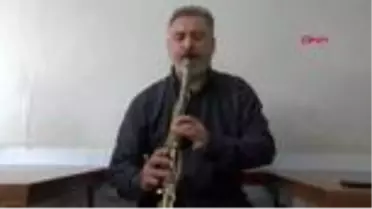 İzmir çiğ köfteci rahmi usta'dan klarnetle müşterilerine müzik ziyafeti