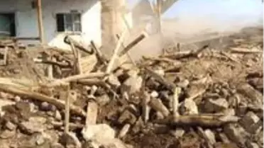 Malatya'da ağır hasarlı evler kontrollü yıkıldı