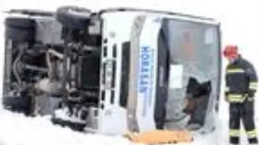 Halk otobüsü, buzlanan yolda devrildi: 1 ölü, 22 yaralı (3)