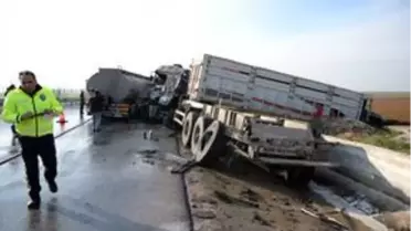 Mardin'de tanker ile iki tırın çarpıştığı kazada 3 kişi yaralandı