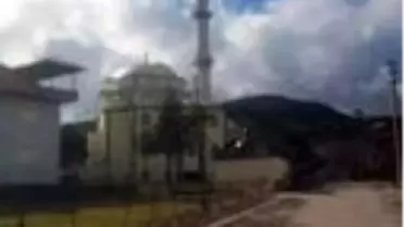 Şiddetli rüzgar cami minaresini devirdi