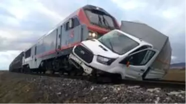 Bariyerleri kırıp geçmeye çalışan kamyonete tren çarptı