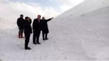 Bayburt'ta Demirışık köyü yoluna çığ geldi