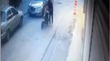 Elektrikli motosikletin çalınma anı güvenlik kamerasında