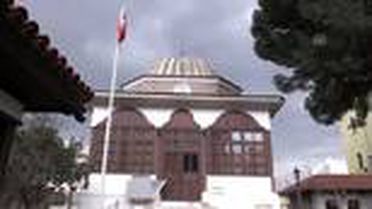 İzmir'de türbe sanılan mekandan asırlık kitaplar çıktı