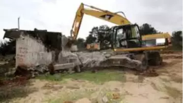 Toroslar'da metruk binaların yıkımı sürüyor