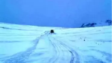 Ağrı'da kar köy yollarını kapadı, ekipler hastalar için seferber oldu