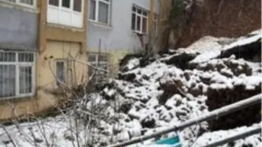 Rize'de toprak kayması sonucu 2 ev hasar gördü