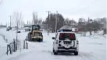 Sancısı olan hastaya iş makinesiyle yolu açıp ulaştılar