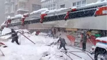 Arhavi'de kar nedeniyle pazar yerinin çatısı çöktü: 1 yaralı