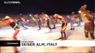 Ay ışığında İsviçre Alpleri'nde kayak yarışı