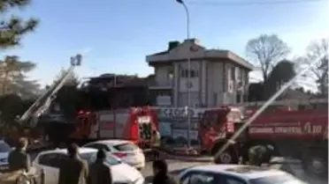 Kadıköy'de çıkan yangında 1 restoran ve 2 evin çatısı kül oldu