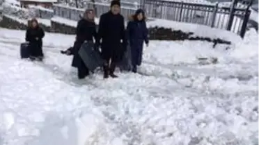 Kendilerine yardım eden rektörü tanımayıp 'Teşekkür ederiz amca' dediler