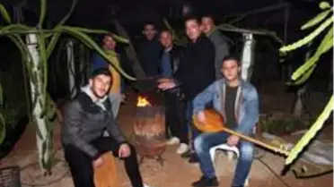 Mersin'de çiftçilerin sazlı türkülü zirai don nöbeti