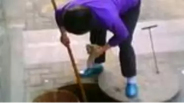 Dünya koronavirüs için alarm verirken Çin'den iğrenç görüntüler geldi! Mazgallardan atık yağ topluyorlar