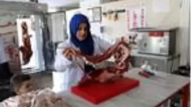 Mikro ve girişimcilik kredisiyle kentin ilk kadın kasabı oldu