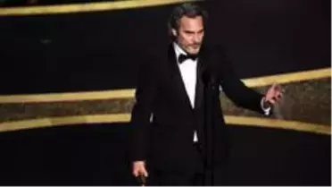 Oyuncu Joaquin Phoenix'in Oscar konuşmasında atıfta bulunduğu ağabeyi River Phoenix nasıl hayatını...