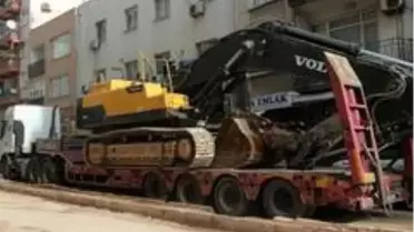 Dev iş makinesi şehir içi trafiği aksattı
