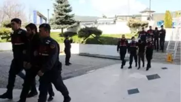Ev sahibini sandalyeye bağlayarak parasını gasbeden 3 zanlı tutuklandı