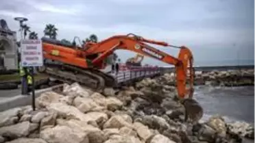 Taşkında denize sürüklenen sahildeki kayalar yerlerine yerleştiriliyor