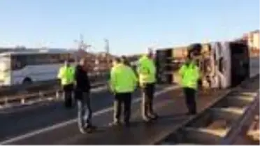 İşçileri taşıyan midibüs devrildi: 12 yaralı